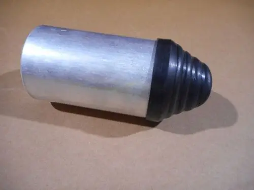Kondensator von Remeha, zylindrische Bauform aus Metall mit einem gummierten unteren Teil zur Befestigung oder Abdichtung.